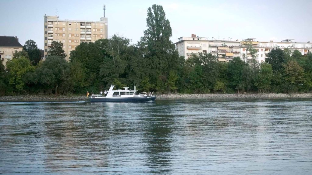 32_Schiffe_auf_dem_Rhein_fuer_Alzheimer-polizeiboot