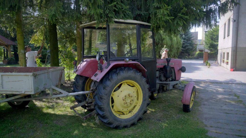 133-Polen-Auf-dem-Dorf-Alzheimerkranke-alter-traktor