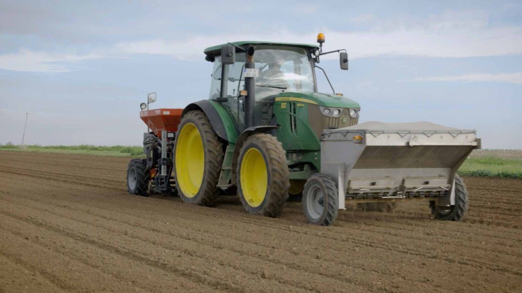 173-Arbeiten-auf-dem-Bauernhof-Zwiebeln-setzen-demenzfilm-traktor