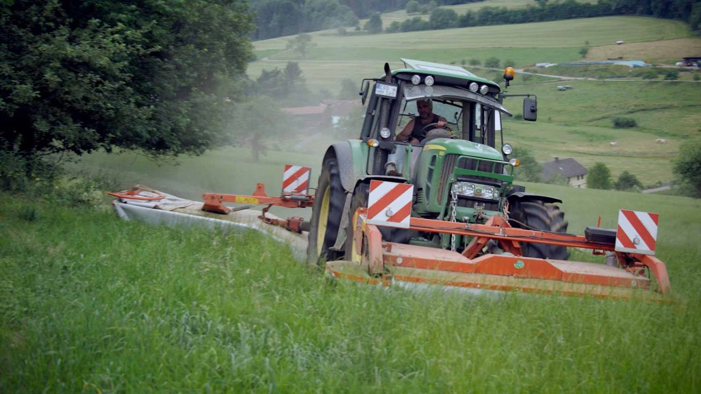 181_Arbeiten_auf_dem_Bauernhof_Maehen_Schwaden_Einlagern_Demenzkranke-traktor