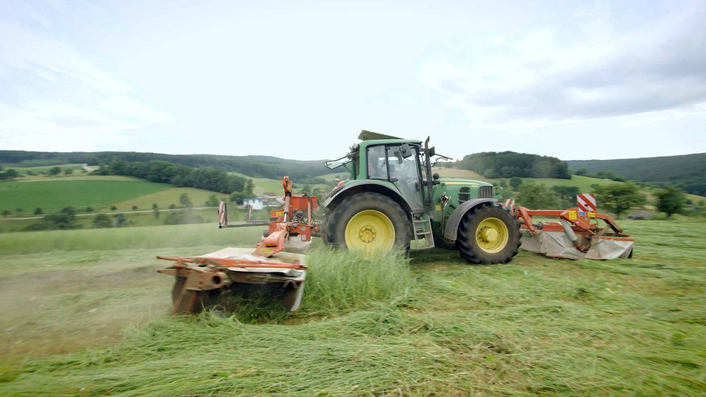181_Arbeiten_auf_dem_Bauernhof_Maehen_Schwaden_Einlagern_Demenzkranke-traktor-seite