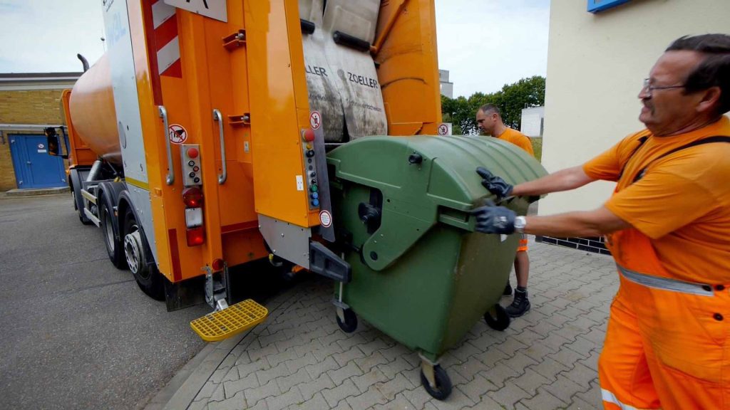 81_Müllwerker-Demenzfilme-Grosse_Tonne