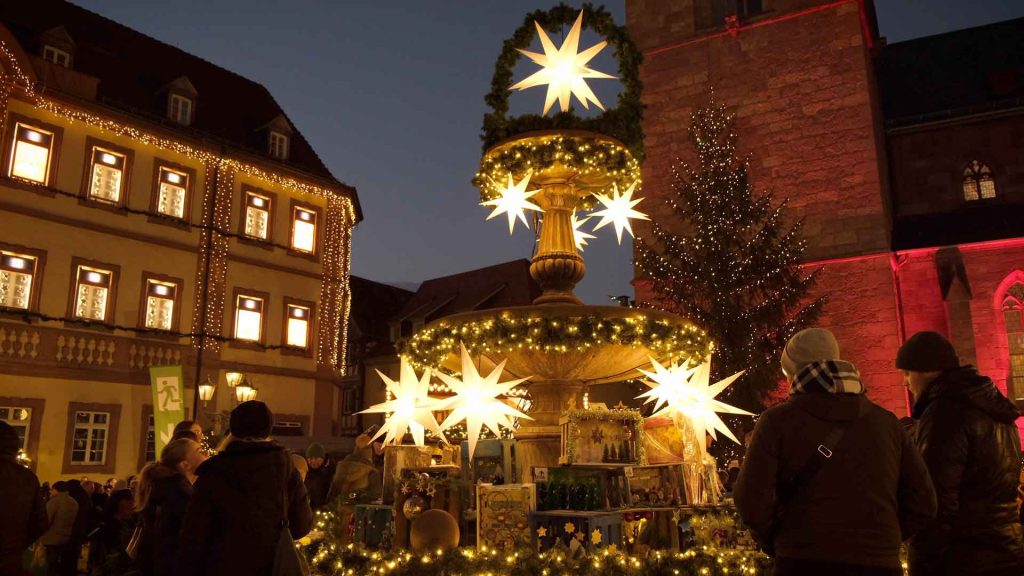 195-Weihnachtsmarkt-fuer-menschen-mit-alzheimer-festliche-beleuchtung