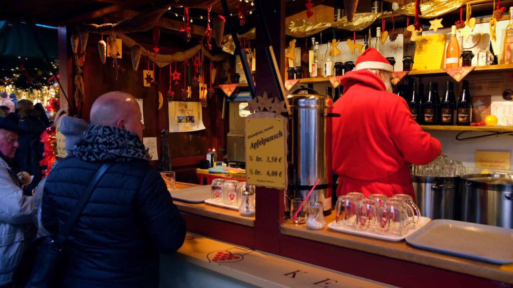 195-Weihnachtsmarkt-fuer-menschen-mit-alzheimer-gluehweinstand