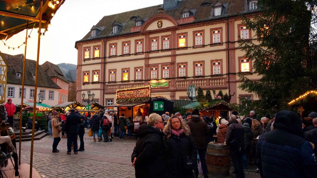 195-Weihnachtsmarkt-fuer-menschen-mit-alzheimer-weihnachtsmarkt-mit-rathaus